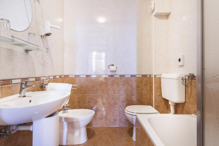 Bathroom 4, Miramare, Njivice