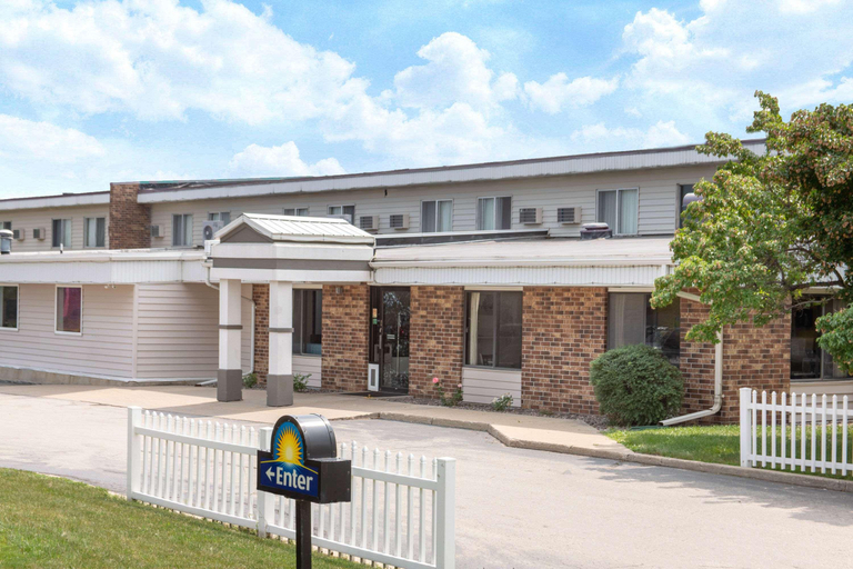 Exterior & Views 2, Days Inn by Wyndham Fond du Lac, Fond du Lac