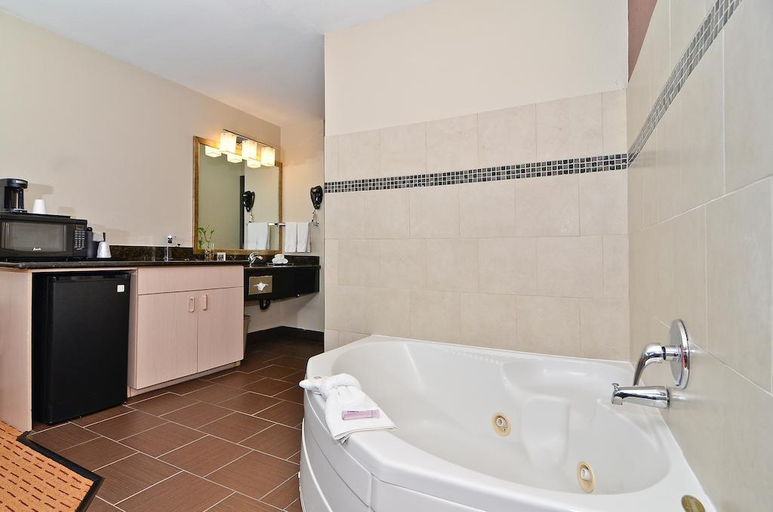 Bathroom 3, Clackamas Inn & Suites, Clackamas