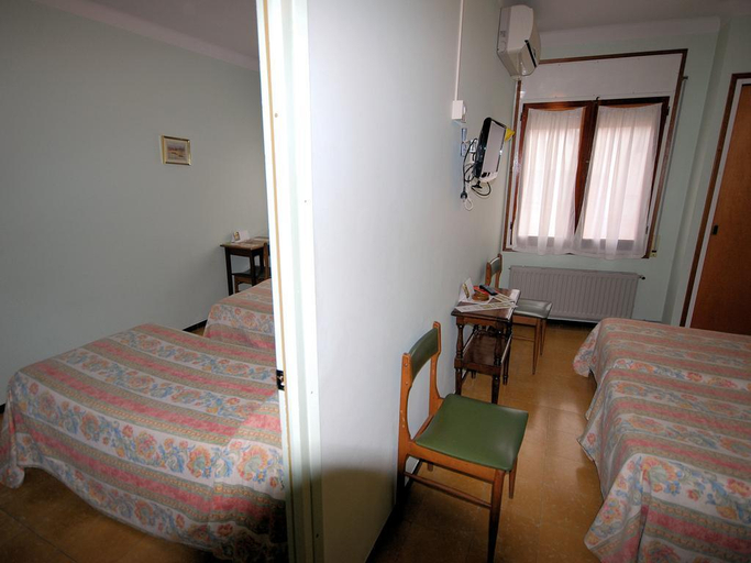 Bedroom 3, Hostal Fabrellas, Girona
