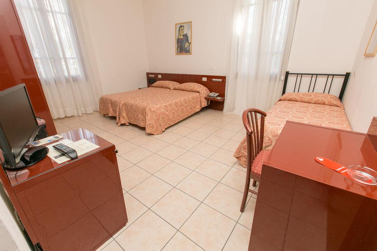 Bedroom 3, Hotel La Pace, Lucca