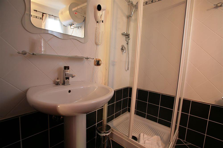 Bathroom 4, Airport Hotel, Rome
