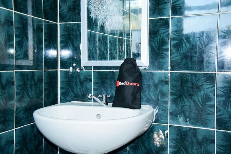 RedDoorz Plus near Mall Kelapa Gading, East Jakarta