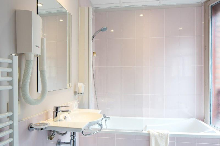 Bathroom 5, Hôtel Ours Blanc Place Wilson, Haute-Garonne