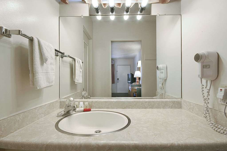 Bathroom 4, Olive Tree Inn & Suites, a Howard Johnson by Wyndh, San Luis Obispo