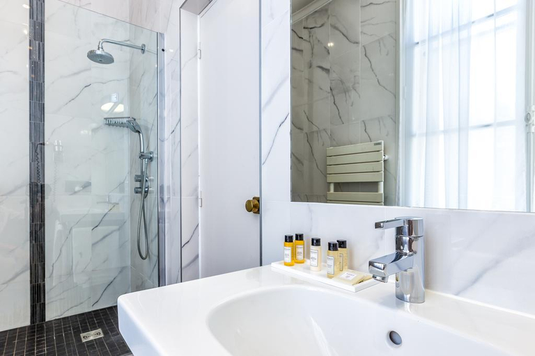 Bathroom 4, Aigle Noir Fontainebleau - MGallery Collection, Seine-et-Marne
