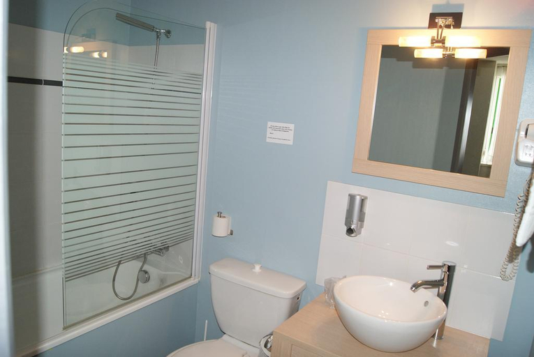 Bathroom 3, Hôtel du Champ de Mars, Côtes-d'Armor