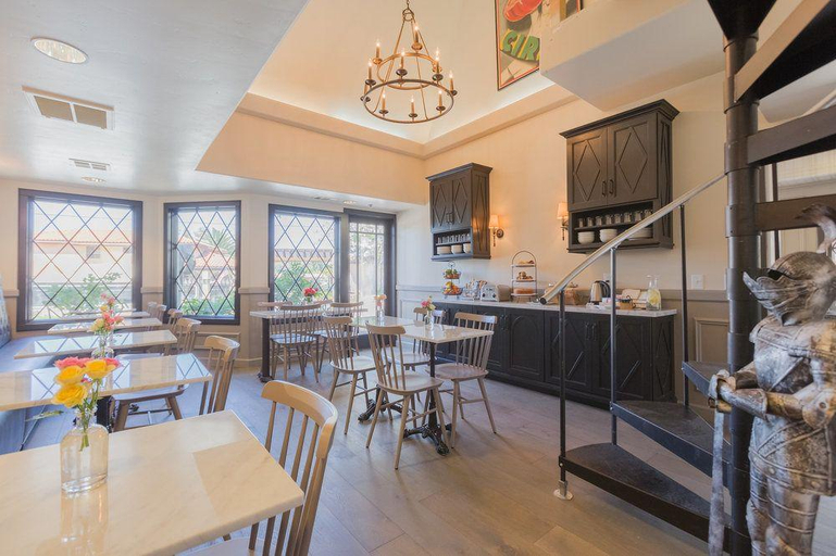 Public Area, San Luis Creek Lodge, San Luis Obispo