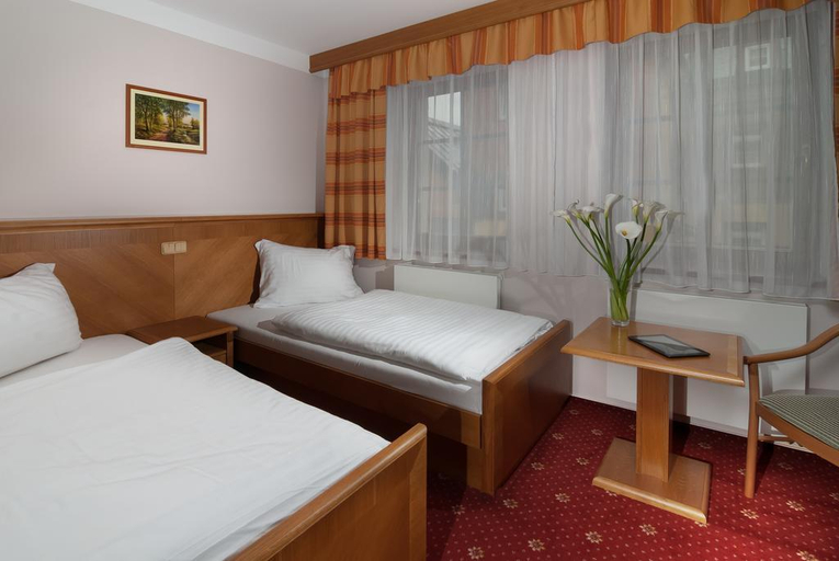 Bedroom 3, Windsor, Trutnov