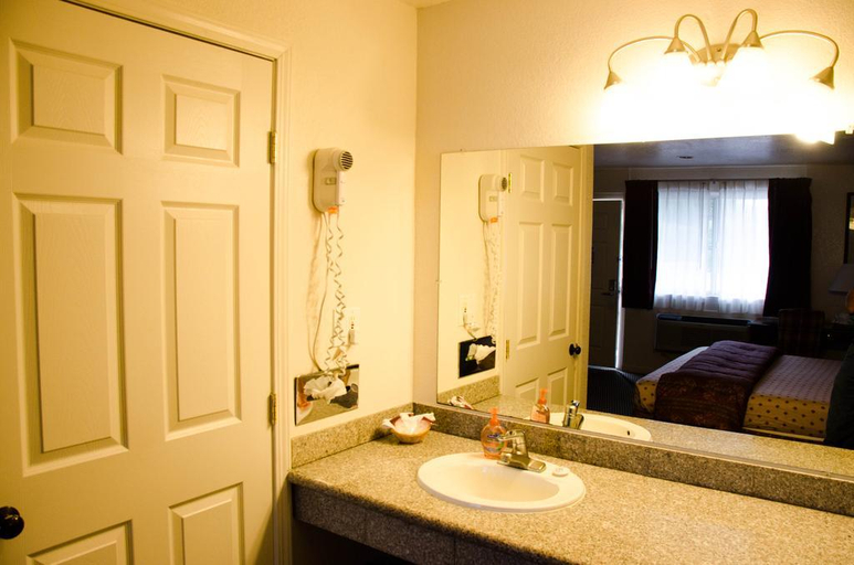 Bathroom 3, Rodeway Inn Near Downtown Monterey, Monterey