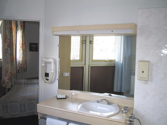 Bathroom 2, Hôtel Les Artistes, Paris