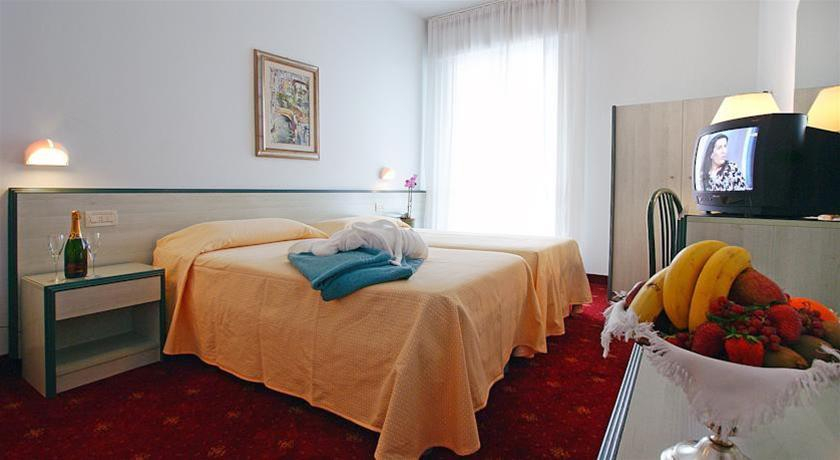 Bedroom 3, Columbia, Padua