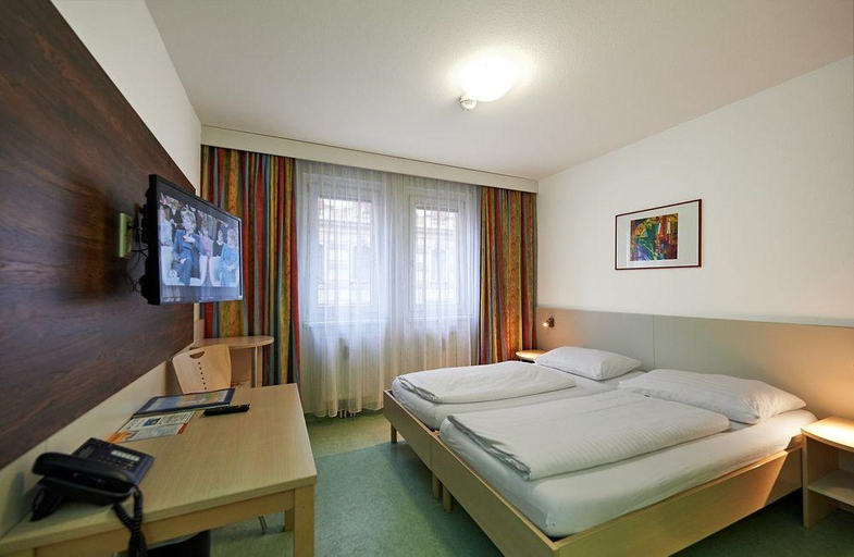 Bedroom 2, Hotel Kolpinghaus Wien Zentral, Wien