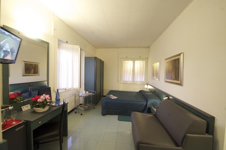 Bedroom 5, Hotel Tirreno, Genova