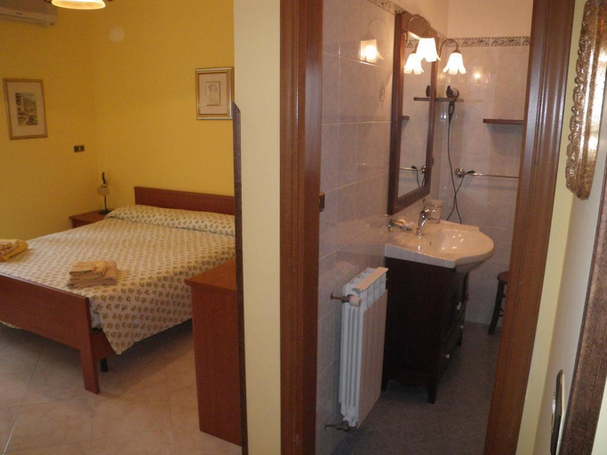 Bathroom 5, Ondazzurra, Messina