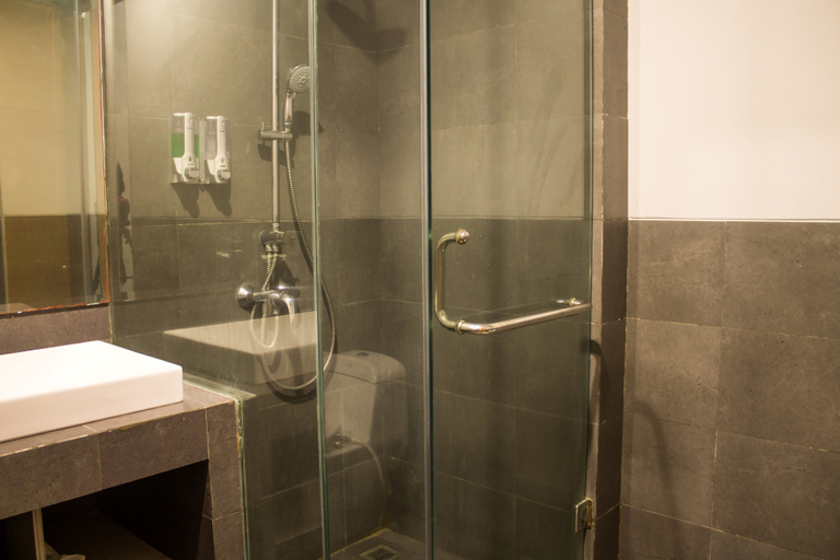 Bathroom 4, Kamini Legian Hotel, Badung