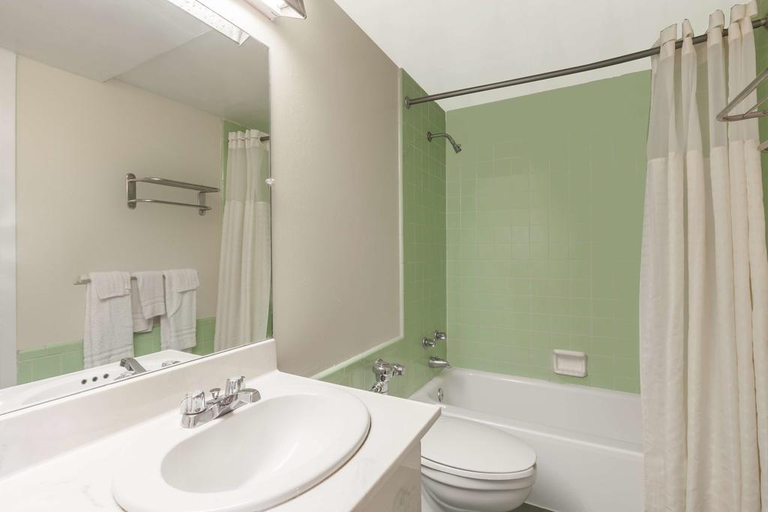Bathroom 4, Rodeway Inn Metairie, Jefferson