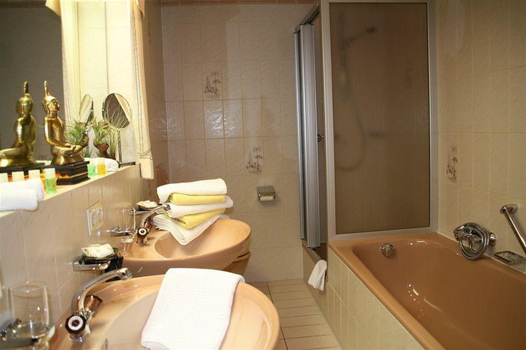 Bathroom 3, Hotel Modena, Hof