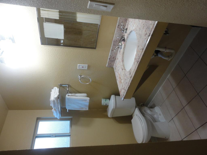 Bathroom 3, Colusa Motel, Colusa