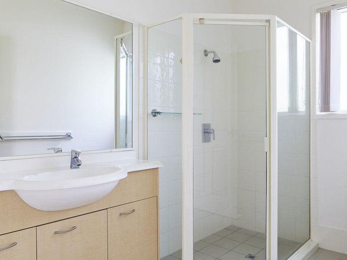 Bathroom 3, Treasure Island Holiday Park, Gold Coast