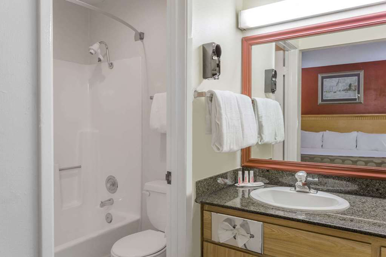 Bathroom 4, Country Inn&Suites Radisson Vallejo Napa Valley Ca, Solano
