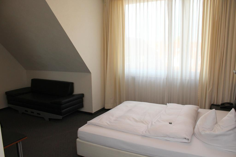 Bedroom 2, Hotel Am Hirschgarten, Esslingen