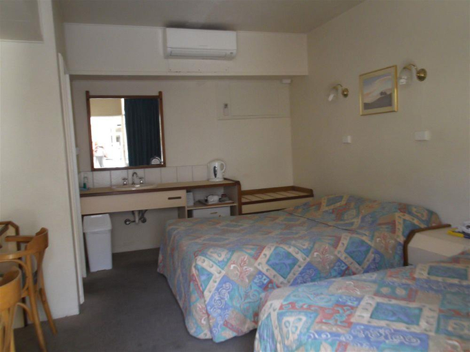 Bedroom 4, Astor Hotel Motel, Albury