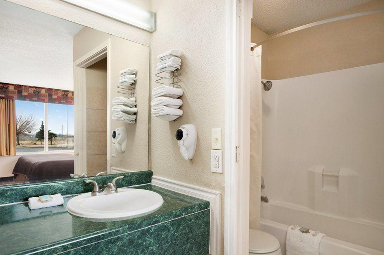 Bathroom 3, Super 7 Inn, Midland