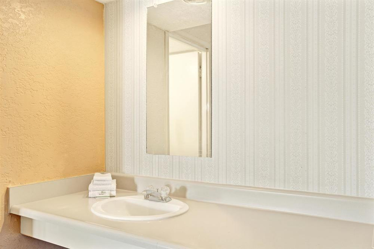 Bathroom 5, Gila Bend Lodge, Maricopa