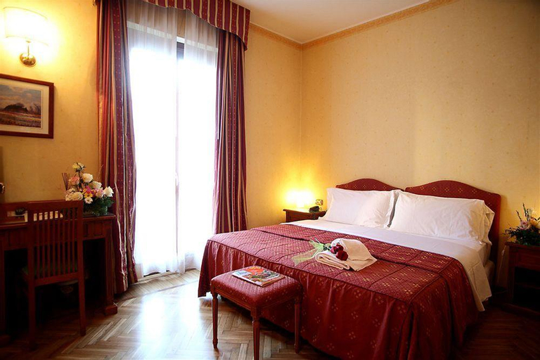 Bedroom 1, Hotel Cavour, Genova