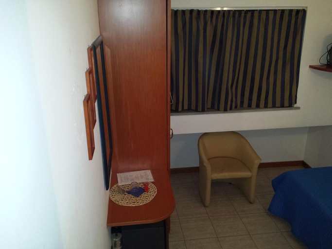 Bedroom 3, Hotel Softwood, Macerata