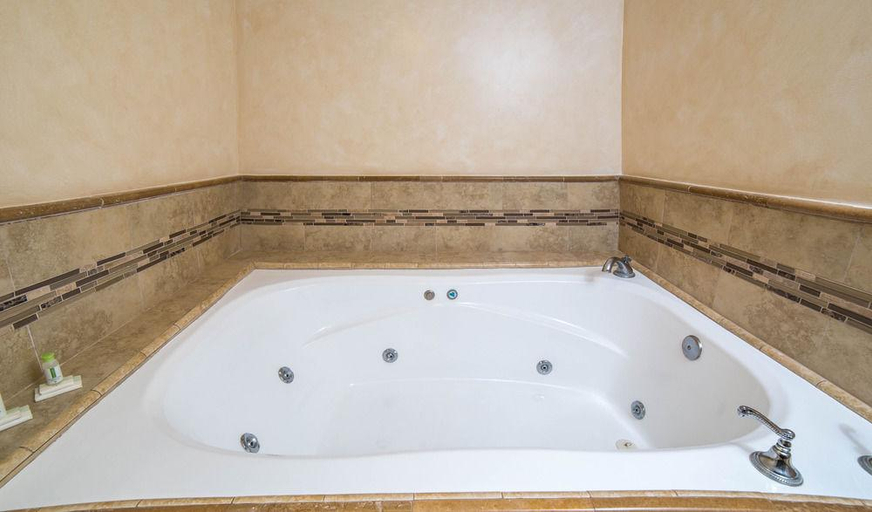 Bathroom 4, Nite Inn Studio City, Los Angeles