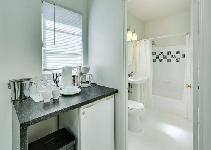 Bathroom 5, Calla Lily Inn, Riverside