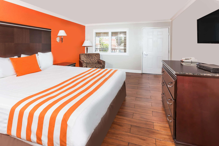 Public Area 2, Howard Johnson Hotel & Suites by Wyndham Orange, Orange