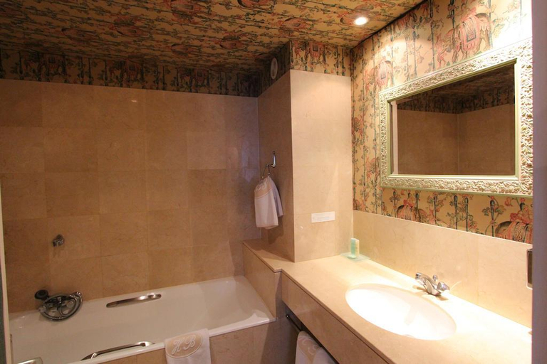 Bathroom 3, de la Bretonnerie, Paris