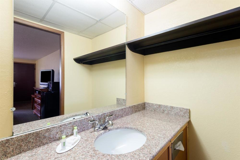 Bathroom 4, Knights Inn Martinsburg, Berkeley