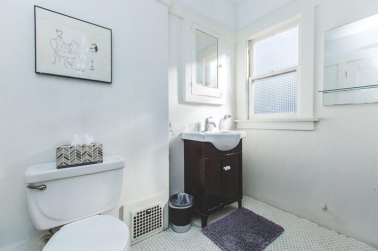 Bathroom 5, Hollywood Pensione, Los Angeles