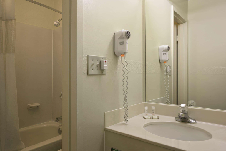 Bathroom 4, Travelodge by Wyndham Lansing IL, Cook