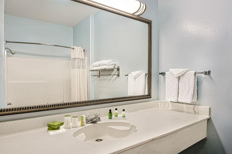 Bathroom 4, La Copa Inn Beach Hotel, Cameron