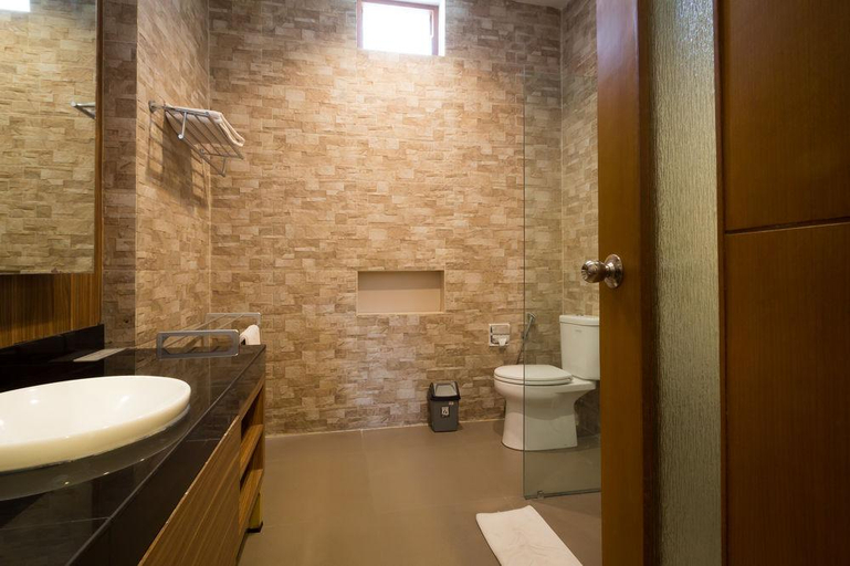 Bathroom 1, ViHan Suites, Badung