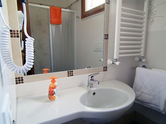 Bathroom 5, Anthony Guesthouse, Roma