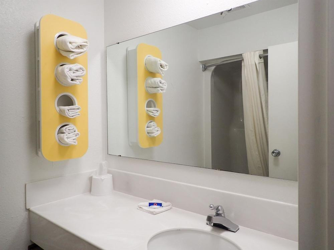 Bathroom 4, Hotel Camelot, Madison