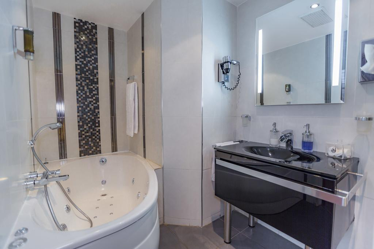 Bathroom 5, Clarion Collection Hotel Saint Jean, Aube