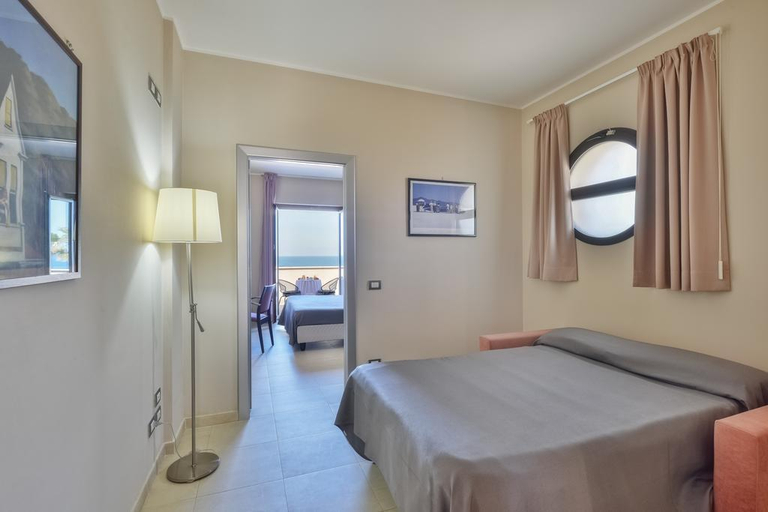 Bedroom 4, Mareluna, Salerno