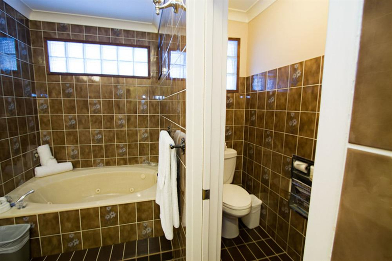 Bathroom 5, Glenwood Motel, Kootenay Boundary