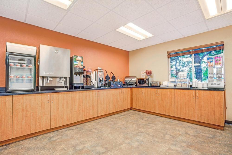 Public Area, Super 8 by Wyndham Blaine/Mpls/St. Paul Area, Anoka