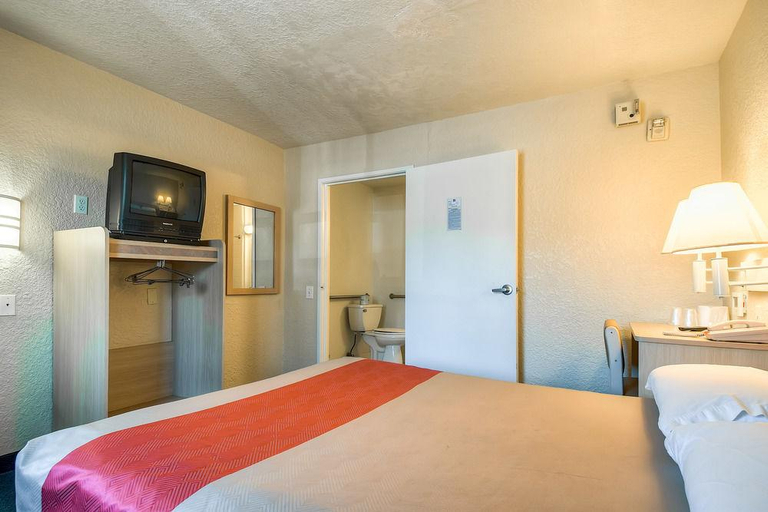 Bedroom 4, Beachside Inn, Orange