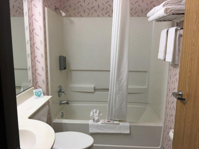 Bathroom 5, Motel 6 Sutherlin, OR, Douglas