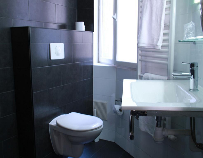 Bathroom 4, Jeff, Paris
