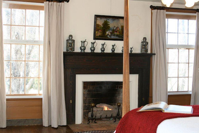 Bedroom 5, The Inn at Bingham School, Orange
